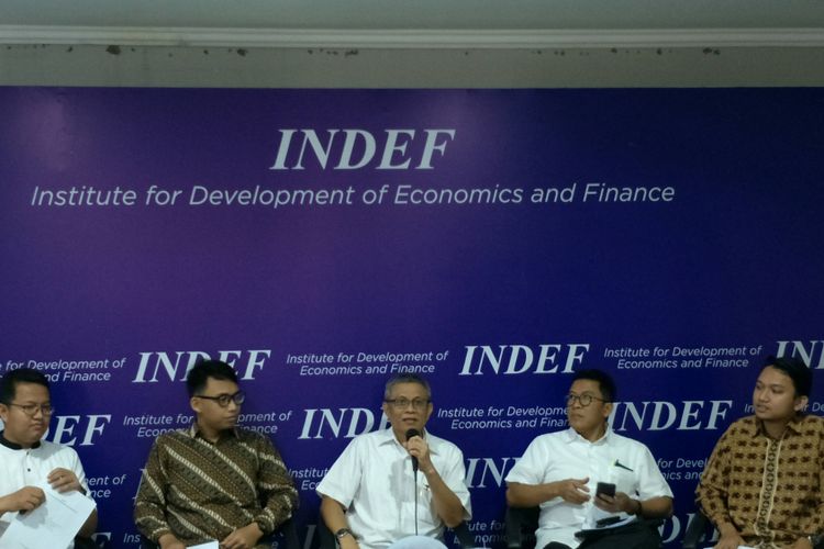 Diskusi Kajian Institute for Development of Economics and Finance (INDEF) terkait penciptaan lapangan kerja di Kantor INDEF, Jakarta, Selasa (20/2/2018).