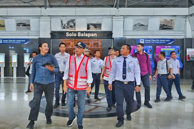 Menteri Perhubungan, Budi Karya Sumadi saat meninjau kondisi Stasiun Solo Balapan di Solo, Jawa Tengah, Mingu (10/3/2024). 