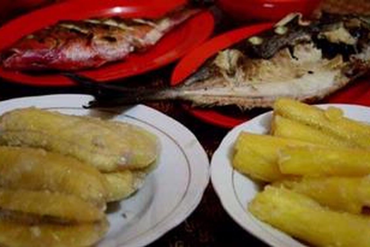 Makan ikan bakar ditemani singkong dan pisang di RM Salsabila, Tobelo, Maluku Utara.