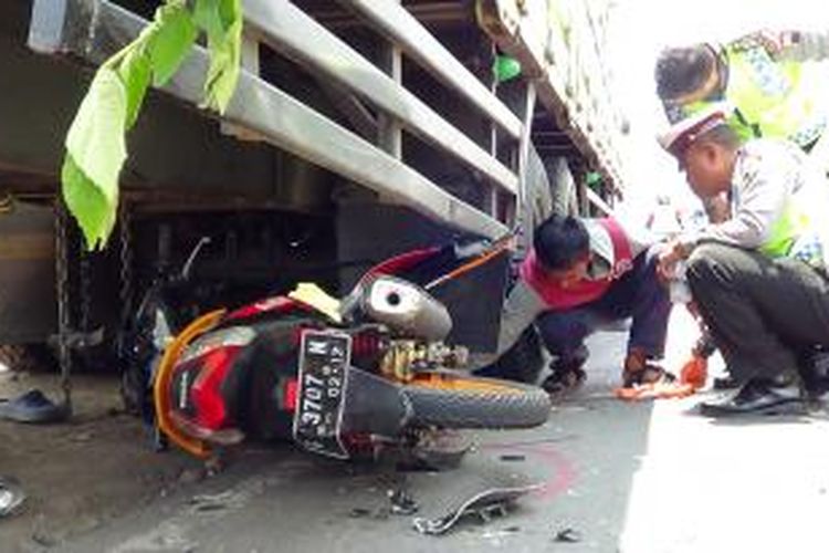 Polisi melakukan Olah TKP kecelakaan sepeda motor yang menabrak truk yang sedang parkir di jalur Pantura Bulakamba, Brebes, Jawa Tengah. Diduga korban tewas sebelum menabrak bermain ponsel saat menyetir.

