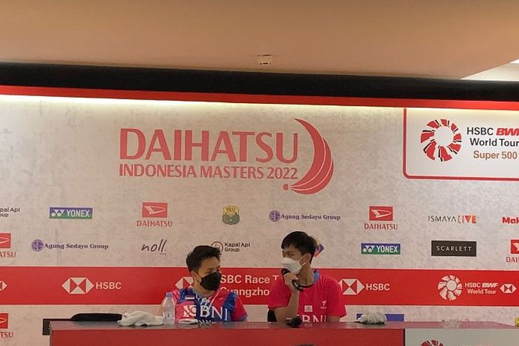 Apriyani Rahayu dan Siti Fadia Silva Ramadhanti dalam sesi konferensi pers usai bertanding di babak perempat final Indonesia Masters 2022 pada Jumat (10/6/2022).