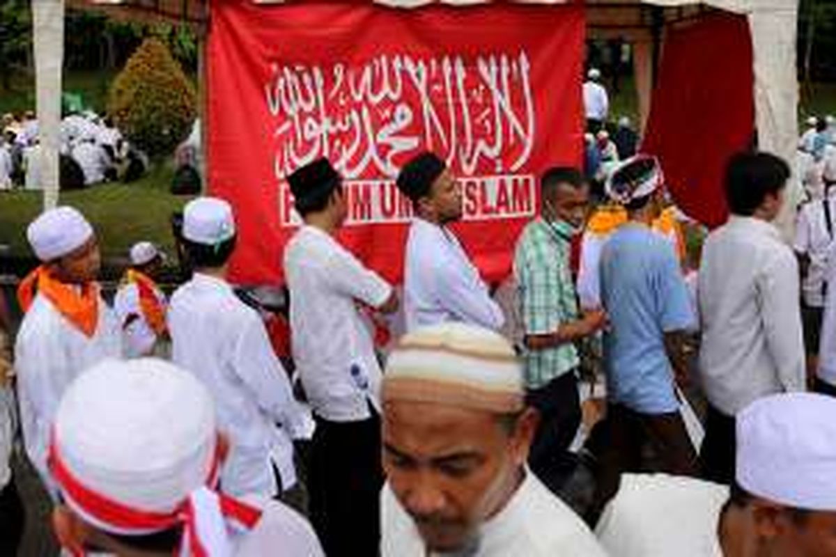 Elemen masyarakat dari berbagai kalangan saat mengantri mengambil air wudhu sebelum melaksanakan shalat Jumat di kawasan silang Monas, Jakarta Pusat, Jumat (2/12/2016). Masyarakat menggelar doa bersama serta mendoakan kesatuan Indonesia dan massa juga mendesak pihak terkait agar segera menuntaskan kasus dugaan penistaan agama.