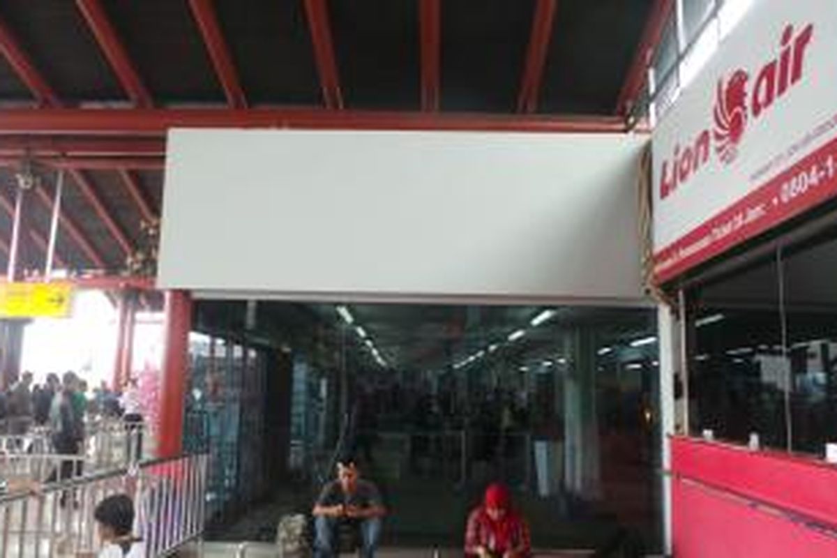 Loket Lion Air di terminal 1B Bandara Soekarno Hatta, Cengkareng, Tengerang. Kamis (19/2/2015).