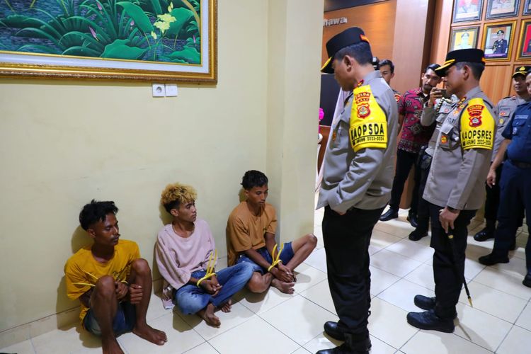 Kapolda Bali Irjen Pol Ida Bagus Kade Putra Marendra saat memeriksa dua kelompok pemuda yang terlibat perkelahian di Mapolres Badung, Selasa (20/2/2024).