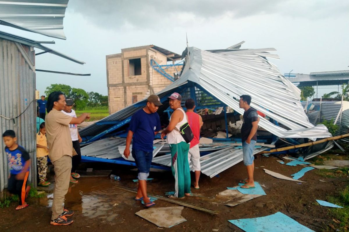 Angin kencang membuat rusak rumah, warung, hingga gudang home industri di Dusun Bapuh, Desa Babatan, Kecamatan Balongpanggang, Gresik.