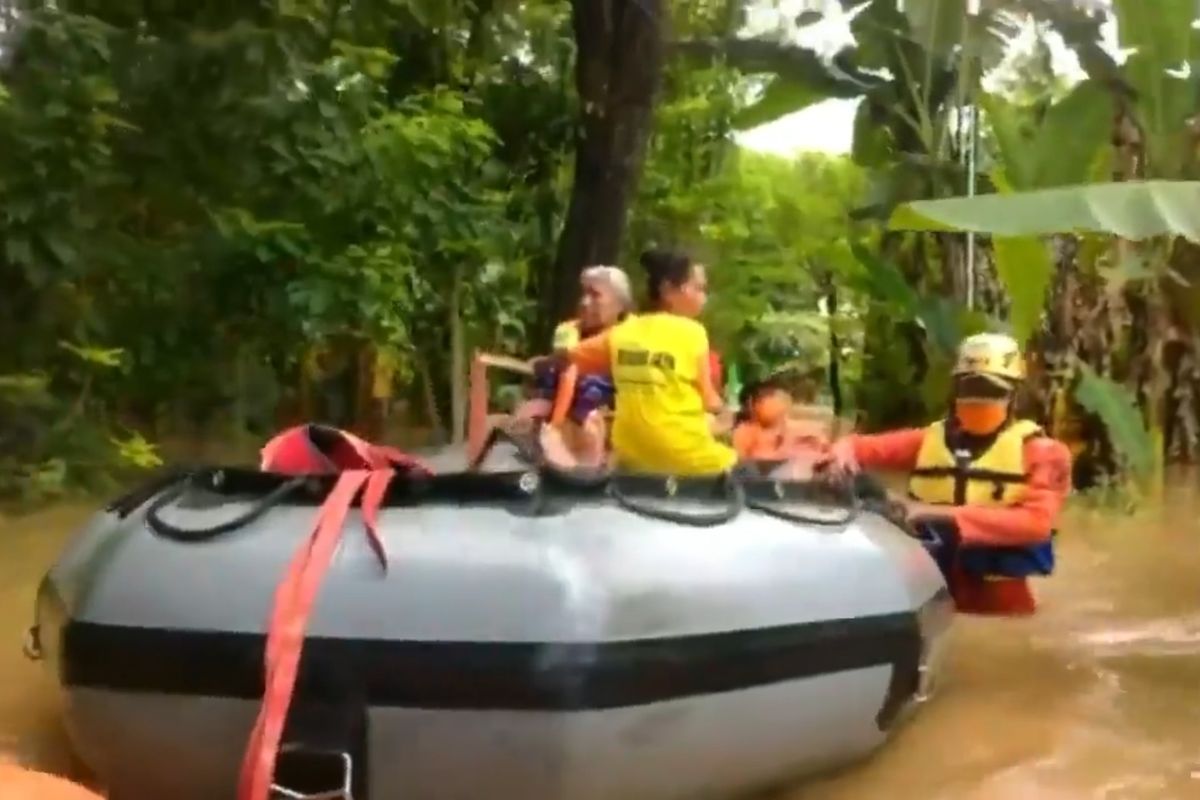 EVAKUASI—Tim gabungan mengevakuasi warga Desa Ngasinan, Kecamatan Jetis, Kabupaten Ponorogo yang rumahnya tergenang banjir, Senin (14/2/2022).