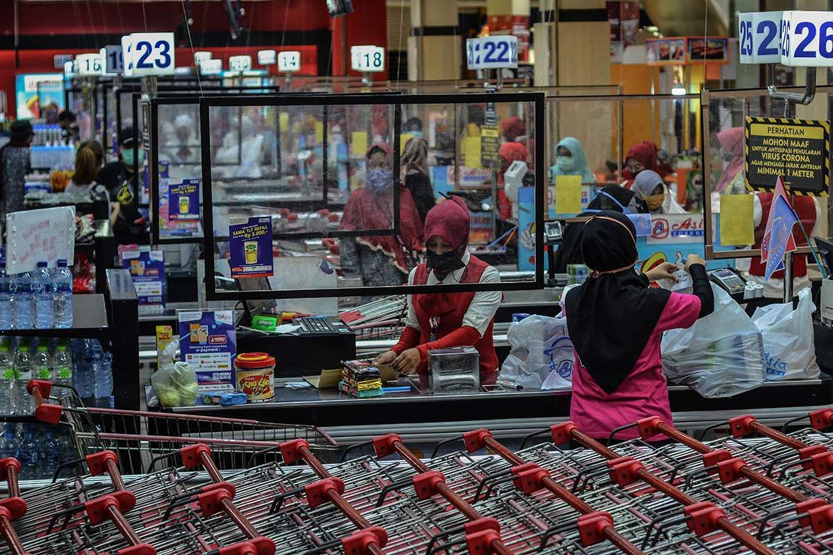 Manajemen Super Market Asia Plaza memasang penyekat transparan di seluruh layanan pembayaran (kasir) sebagai protokol kesehatan di Kota Tasikmalaya, Jawa Barat, Kamis (28/5/2020). Pemerintah Provinsi Jabar mempersiapkan adaptasi normal baru atau new normal yang mengacu pada sejumlah indikator dan persiapan matang, dengan tujuan memulihkan perekonomian disertai pengendalian risiko penularan COVID-19 yang komprehensif mulai 1 Juni 2020.