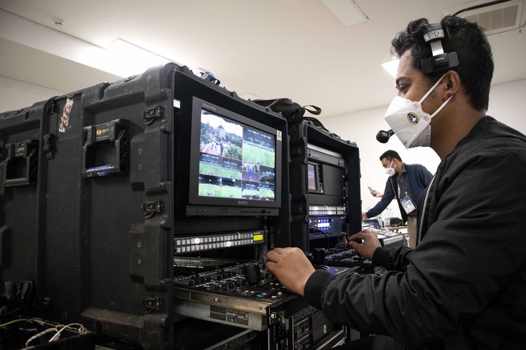 Seorang camera control unit sedang bersiap menyeragamkan gambar untuk melakukan siaran langsung Liga 1 2021-2022.