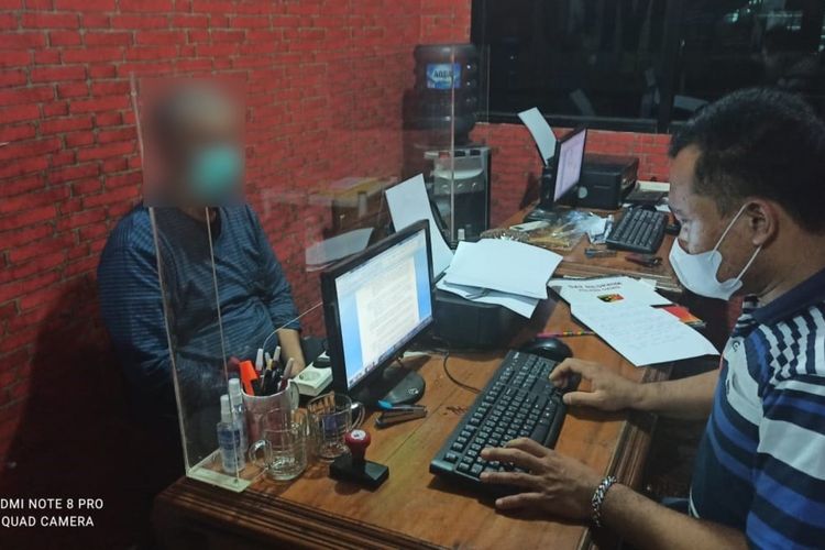 Tersangka penipuan menjalani pemeriksaan di ruang Satreskrim Polres Ciamis.