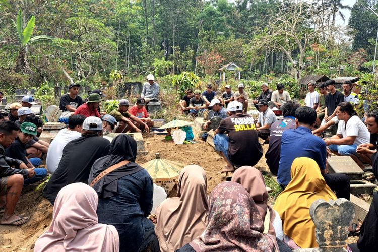 Anak Korban KM Virgo Transport 8 Pingsan Saat Hendak Tinggalkan Pusara Sang Ayah