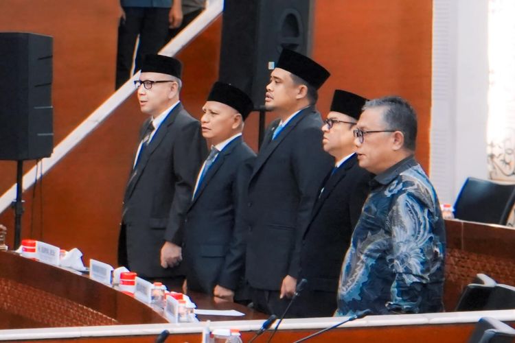 DPRD Sumatera Utara menggelar rapat paripurna  menetapkan pasangan Bobby Nasution (tengah) dan Surya (2 dari kiri) menjadi gubernur dan wakil gubernur Sumut terpilih tahun 2025-2030, di Gedung DPRD Sumut, Jumat (7/2/2025). 