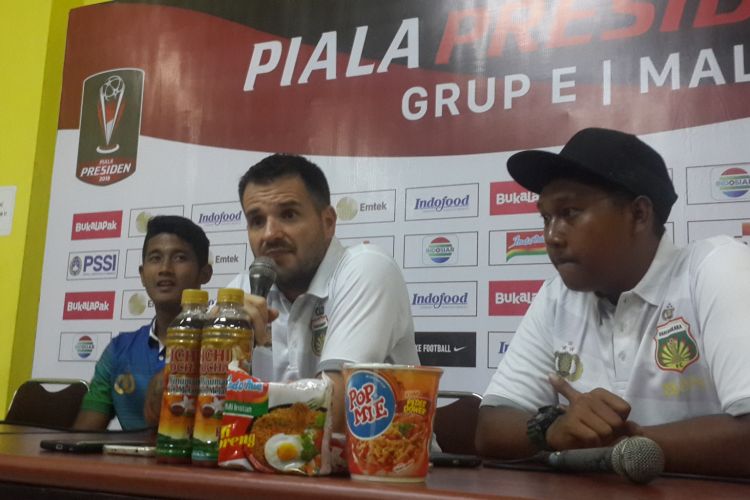 Pelatih Bhayangkara FC, Simon Mc Menemy (tengah) dalam konferensi pers usai ditahan imbang Persela Lamongan dalam Grup E Piala Presiden 2018 di Stadion Kanjuruhan, Kabupaten Malang, Kamis (25/1/2018)