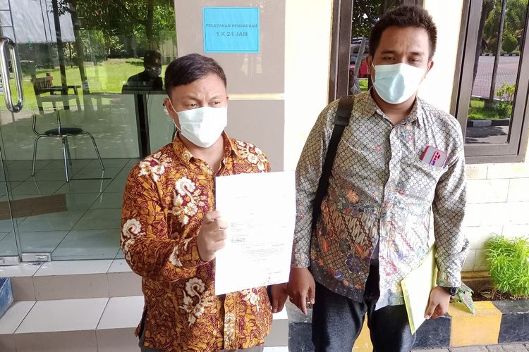 Zaeni melaporkan oknum perawat ke Polres Probolinggo karena diduga buka praktek tanpa ijin.