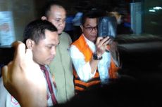 Ditahan, Anggota DPRD Banten Pakai Sarung dan Tutupi Wajah dengan Tas