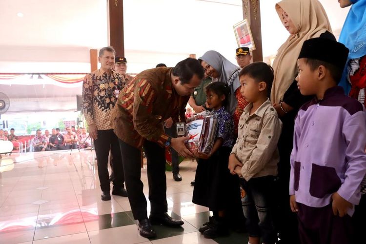 Bupati Wonogiri Joko Sutopo (Jekek) bersama Wabup Wonogiri Setyo Sukarno memberikan bantuan seragam sekolah gratis secara simbolis kepada siswa SD/MI dan SMP/MTs di Pendopo Rumah Jabatan Bupati Wonogiri, Kamis (31/8/2023).