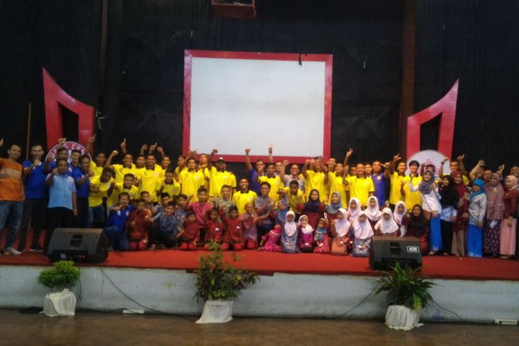 Pemain Semen Padang dan anak yatim foto bersama seusai doa bersama.