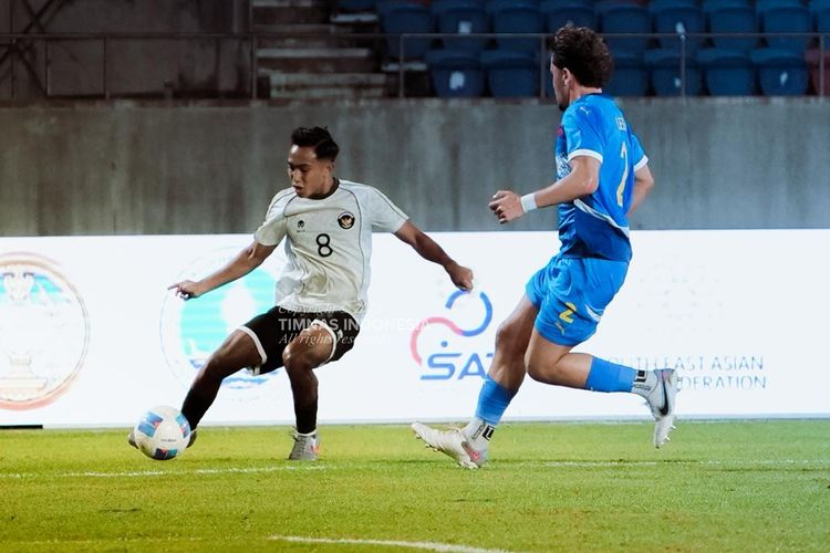Pemain Timnas U22 Indonesia, Rayhan Hannan, beraksi saat Garuda Muda bersua Timnas U22 Filipina pada laga perdana di Grup C cabang olahraga sepak bola putra SEA Games 2025 Thailand, Senin (8/12/2025).