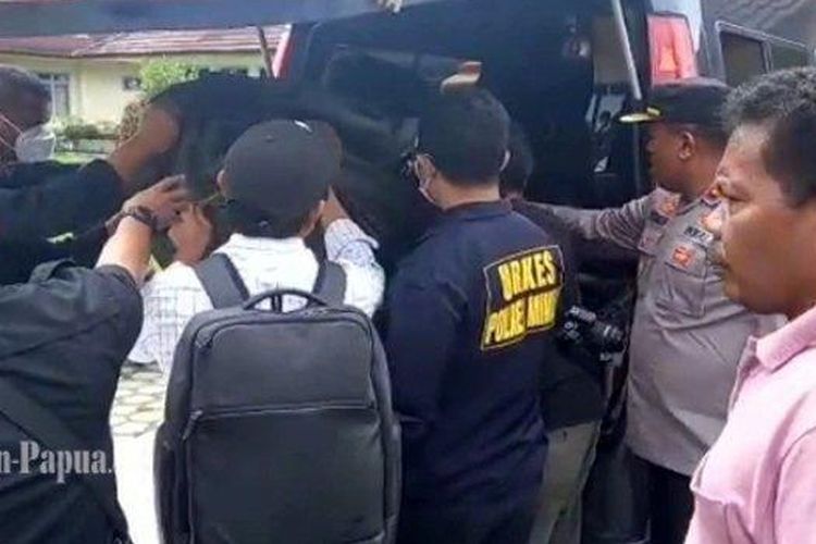 Jenazah Darius Yumame, karyawan Bank Papua Cabang Sinak korban penembakan Kelompok Kriminal Bersenjata (KKB) telah dievakuasi ke Timika sekira pukul 12:07 WIT melalui Bandara Mozes Kilangin Timika, Selasa (13/12/2022). Darius Yumame tewas ditembak saat tengah berbelanja ke padar. 
