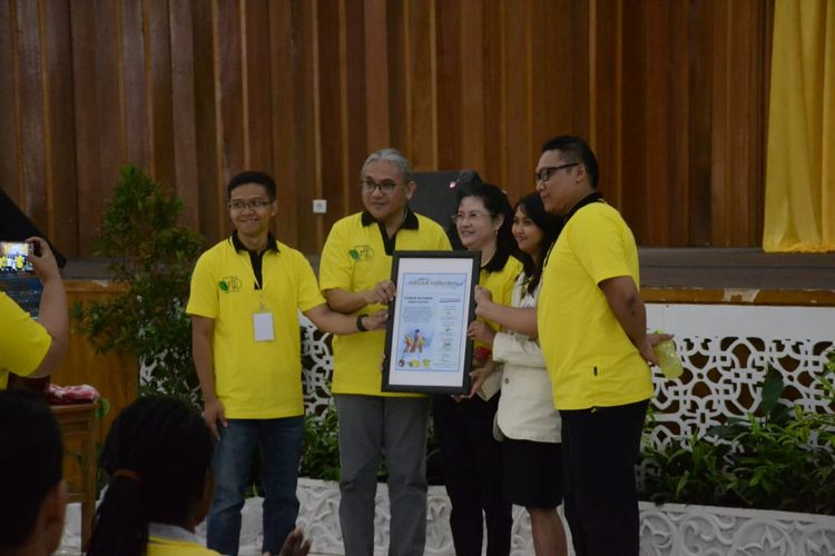 Rektor UKSW Neil Semual Rupidara menunjukkan piagam anti penggunaan plastik di FB UKSW.