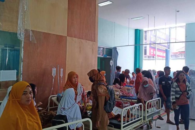 Sejumlah siswa mendapat perawatan di RSUD Rasidin Padang setelah keracunan usai makan jajanan bakso bakar, Selasa (11/1/2022)