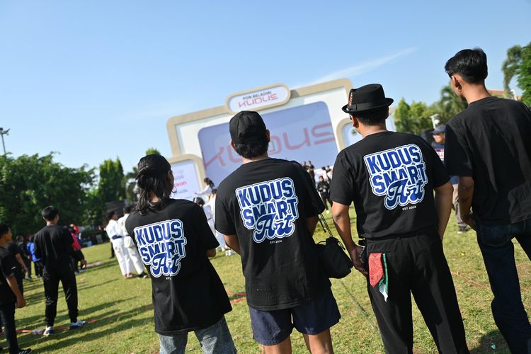Kudus Smart Art, komunitas seni yang menjadi arsitek di balik tifo raksasa PON Bela Diri 2025. 