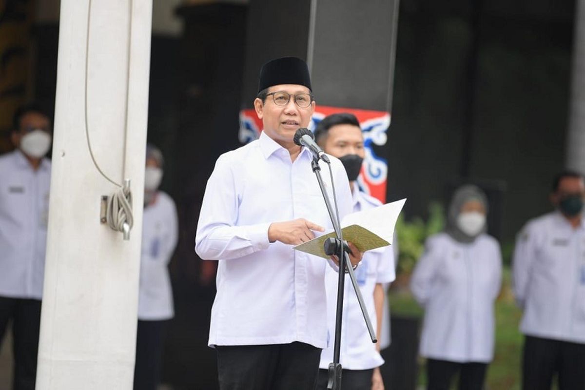 Menteri Desa, Pembangunan Daerah Tertinggal dan Trasmigrasi (Mendesa PDTT) Abdul Halim Iskandar didampingi Wakil Mendesa PDTT Budi Arie Setiadi dan Seluruh Eselon 1,2,3 melakukan Apel Pagi sekaligus halal bi halal dengan Seluruh Pegawai Kemendes PDTT secara tatap muka di Lingkungan Kemendesa PDTT, Jakarta, Senin (9/5/2021).