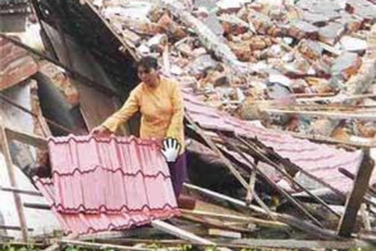 Belasan ribu warga korban gempa di Kota Padang, Sumatera Barat, Sabtu (3/10), yang rumahnya rusak berat berharap bantuan tenda plastik, sekadar tempat berlindung dari hujan dan panas.