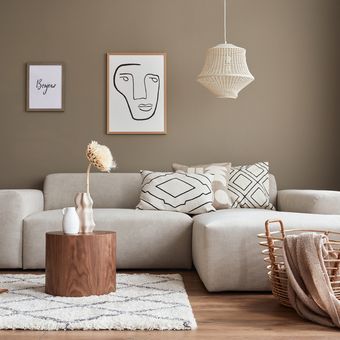 Ilustrasi rusng tamu warna beige dengan sofa modular. 