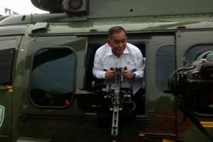 Menteri Pertahanan RI, Ryamizard Ryacudu,  meninjau persenjataan yang melengkapi helikopter Full Combat SAR Mission EC-725 buatan PT Dirgantara Indonesia.