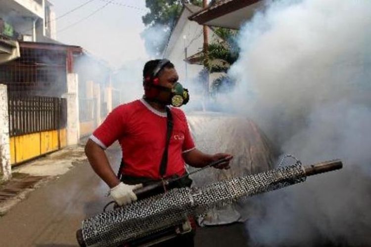 Petugas melakukan pengasapan pencegahan penyakit demam berdarah dengue atau DBD di Radio Dalam, Jakarta Selatan.