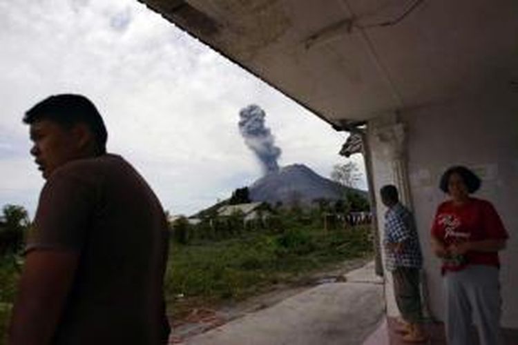 Gunung Sinabung di Kabupaten Karo, Sumut, meletus lagi pada Selasa, 17 September 2013 pukul 12.03. Gunung meletus pada Minggu dan mengharuskan ribuan warga yang tinggal di kaki gunung segera mengungsi. Status gunung masih Siaga III.