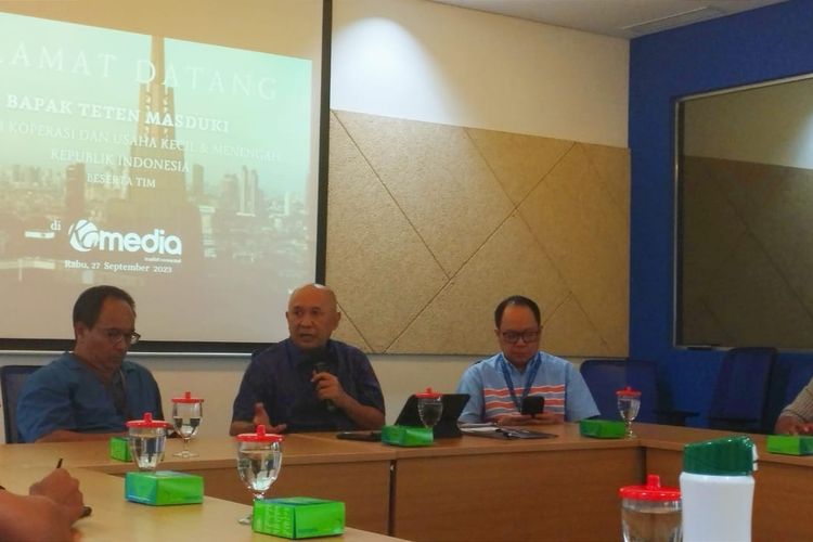 Menteri Koperasi dan UKM Teten Masduki saat memberikan pernyataan resmi di Menara Kompas, Palmerah Selatan, Jakarta, Rabu (27/9/2023).