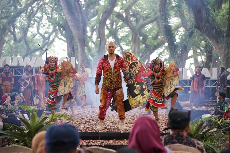 Banyuwangi Batik Festival 2024 juga dimeriahkan dengan penampilan ?Fashion in the Forest? oleh para lurah dan kepala desa se Banyuwangi yang memamerkan busana batik rancangan masing-masing.