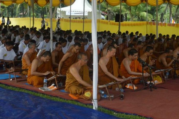 Ratusan umat Buddha dari sangha Theravada melakukan pembacaan Tipitaka Chanting dan Asadha Mahapuja 2560 Buddhis Era di pelataran Candi Borobudur, Kabupaten Magelang, Jawa Tengah, Minggu (17/7/2016).