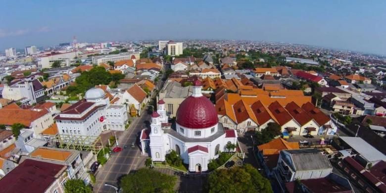 Gereja Blenduk, gereja tertua di Jawa Tengah yang menjadi salah satu ikon Kota Lama Semarang difoto dari udara, Minggu (29/6/2014).