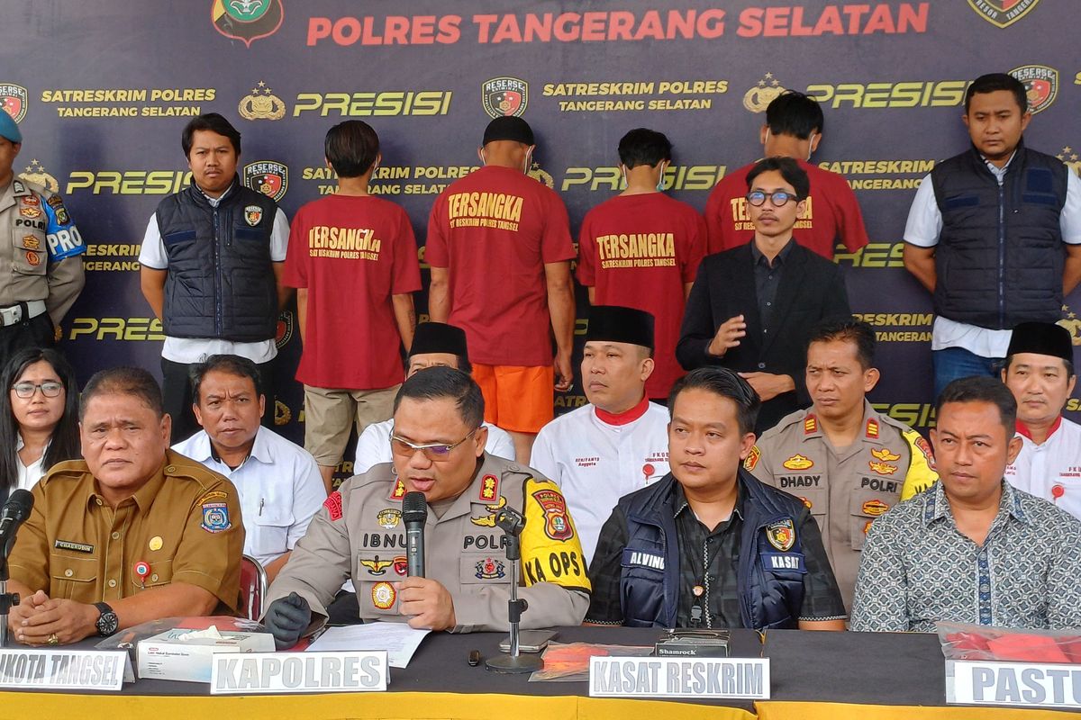 Kapolres Tangerang Selatan AKBP Ibnu Bagus Santoso saat menunjukkan empat tersangka kasus pengeroyokan yang dilakukan warga terhadap mahasiswa di Mapolres Tangerang Selatan, Selasa (7/5/2024).