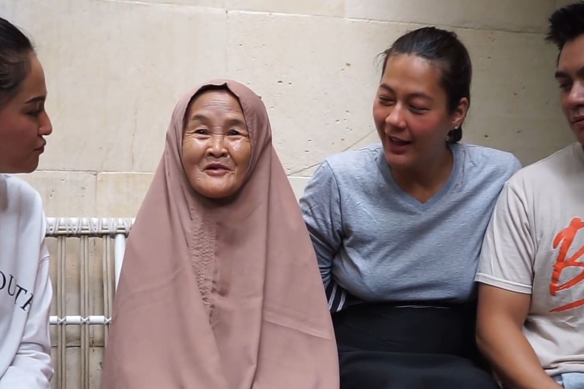 Nenek Iro dipertemukan dengan idolanya, artis Marshanda lewat tayangan channel Youtube Baim Paula yang diunggah pada Jumat (18/10/2019).