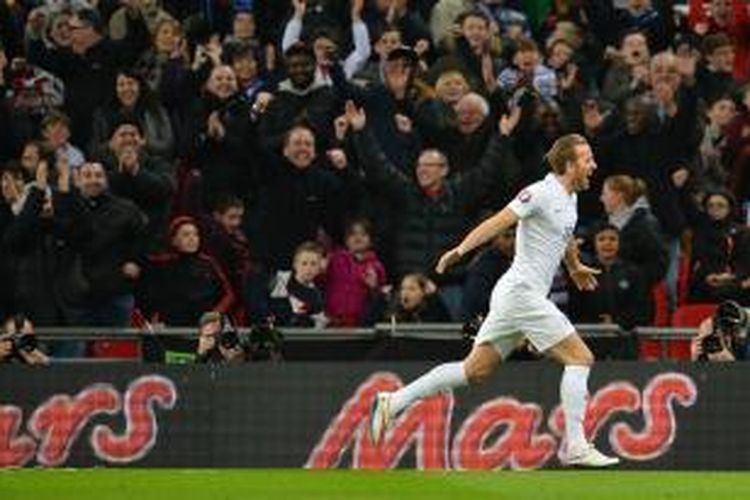 Striker tim nasional Inggris, Harry Kane, seusai mencetak gol ke gawang Lithuania pada laga lanjutan Kualifikasi Piala Eropa 2016 di Wembley, Jumat (27/3/2015). 