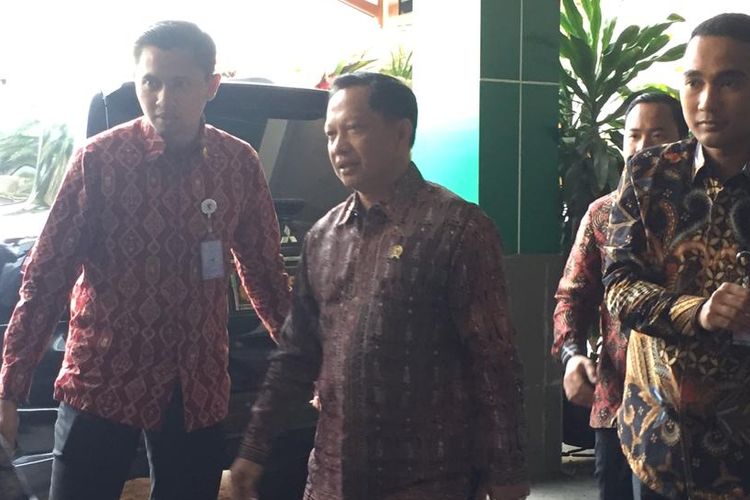 Menteri Dalam Negeri Tito Karnavian usai menemui Menko Polhukam Mahfud MD di kantor Kemenko Polhukam, Jakarta, Selasa (29/10/2019). 