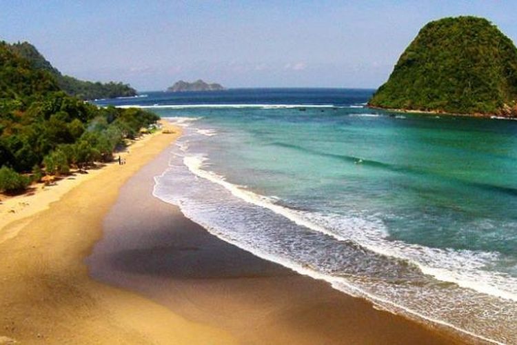 Pantai Pulau Merah di Banyuwangi, Jawa Timur.