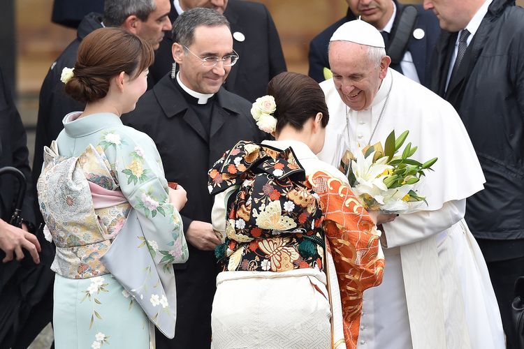 Paus Fransiskus menerima bunga dari perempuan berpakaian kimono di Bandara Haneda Tokyo, sebelum bertolak meninggalkan Jepang pada 26 November 2019.