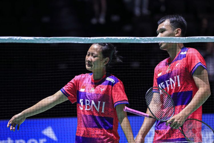 Ganda campuran Indonesia Rinov Rivaldy/Pitha Haningtyas Mentari saat berjuang pada perempat final Swiss Open 2023 melawan wakil Taiwan, Ye Hong Wei/Lee Chia Hsin, di Lapangan 2 St Jakobsjalle Basel, Jumat (24/3/2023) malam WIB. Terkini, Rinov/Pitha lolos ke babak kedua Kejuaraan Bulu Tangkis Asia 2023 di Dubai.