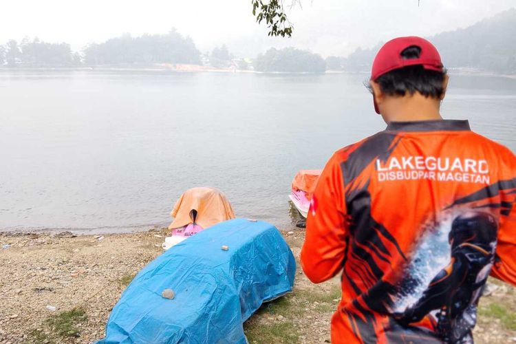 Belum Mahir Bawa Mobil Matik, Pengemudi Salah Injak Gas lalu Terperosok ke Telaga Sarangan