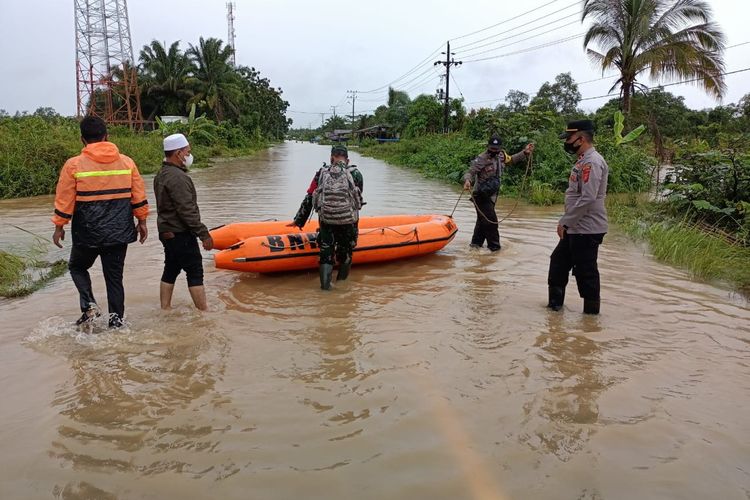 Petugas Pusdalops Badan penanggulangan Bencana daerah (BPBD Aceh Singkil) mengerahkan perahu karet untuk menjangkau desa-desa yang terendam banjir untuk mengevakuasi warga yang masih terjebak banjir. Banjir melanda kabupaten Aceh Singil sejak Senin (17/5/2021) malam, akibat luapan tiga Sungai besar, yakni Sungai Lae Ordi, Lae Sulampi dan Lae Cinendang.