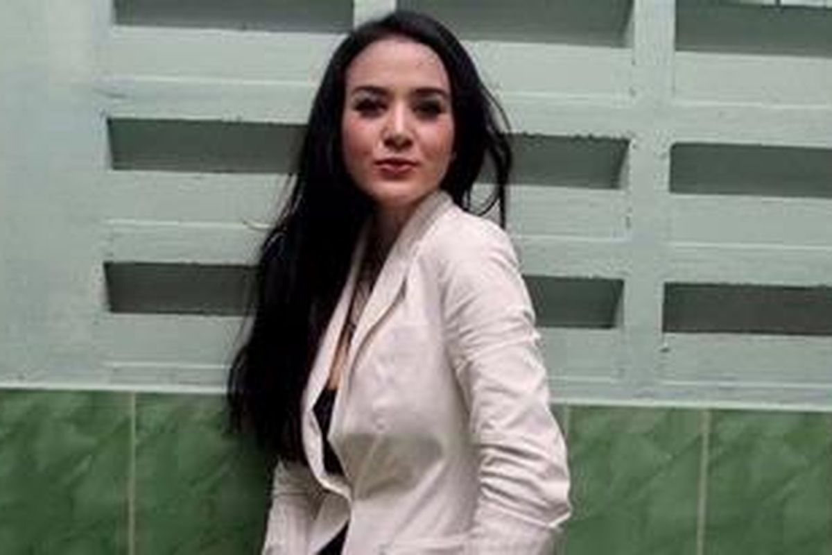 Model sekaligus artis peran Cynthiara Alona menggelar acara syukuran bersama para anak yatim piatu dari Panti Asuhan Anak Tebet, Jakarta Selatan, sabtu (16/3/2013). Acara syukuran itu diadakannya berkait dengan kebebasannya sesudah tiga bulan mendekam di Lembaga Pemasyarakatan Tangerang.