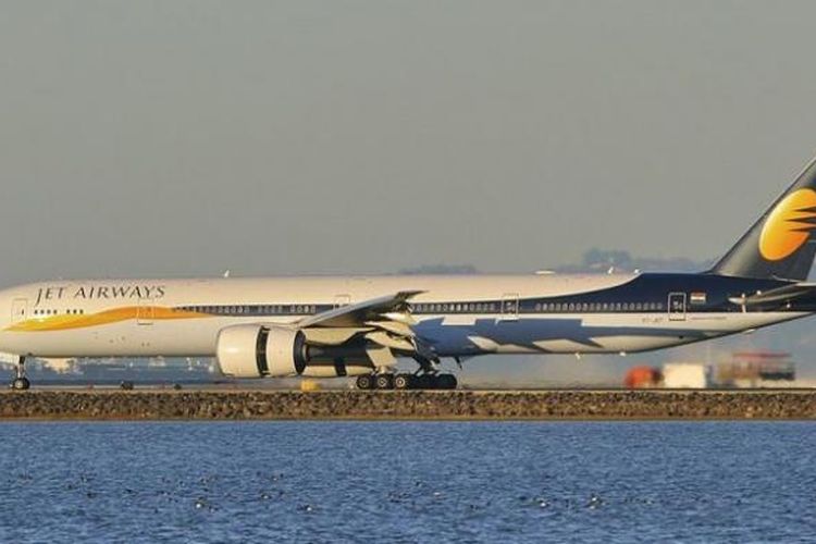 Sebuah Boeing 777-300 milik maskapai penerbangan Jet Airways di bandara internasional San Francisco. (Foto: Dok.)