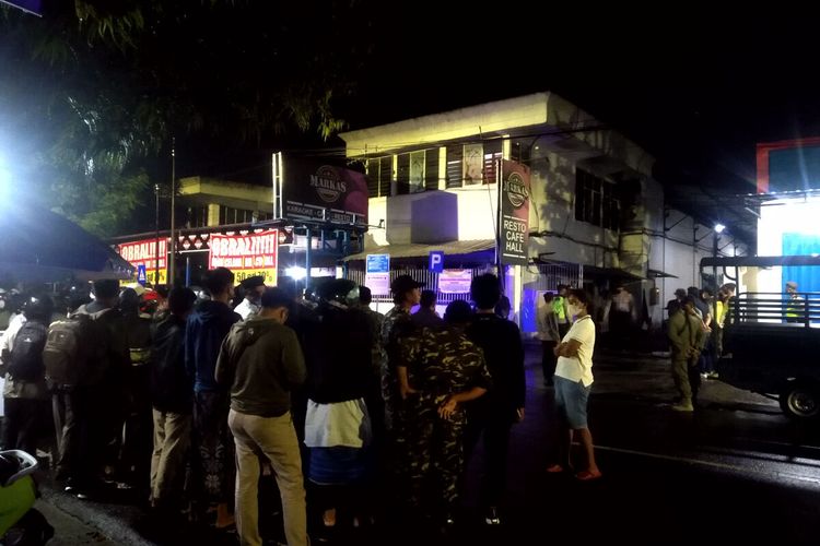Puluhan massa yang sebagian besar berseragam Banser mendatangi Cafe Markas di Jalan TGP Kota Blitar meskipun polisi telah melarang penampilan DJ Dinar Candy, Kamis (3/2/2022)