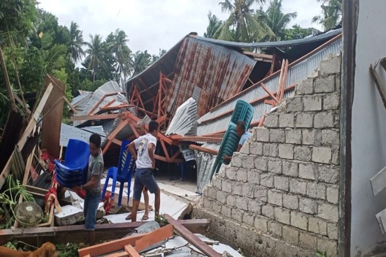Gereja di Kabupaten Kepulauan Talaud, Sulut, rusak berat akibat dilanda cuaca ekstrem.