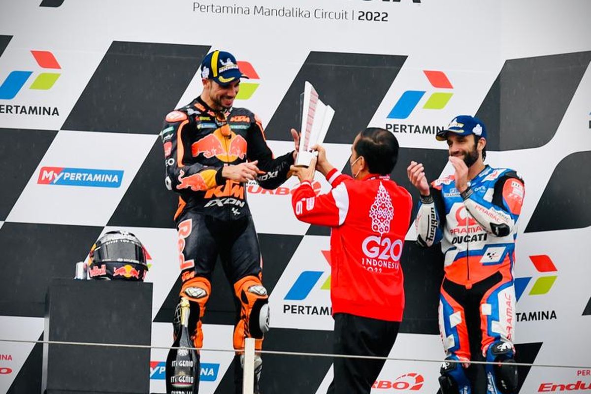 Presiden Joko Widodo saat memberikan trofi kepada juara pertama gelaran perdana MotoGP Mandalika 2022, Miguel Oliveira, Minggu (20/3/2022).