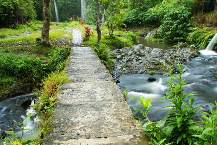 Jalan setapak menuju Air Terjun Benang Kelambu di Lombok Tengah, Nusa Tenggara Barat. 